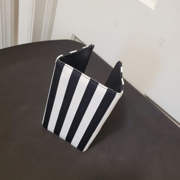 NWOT Kut From The Cloth Trifold Black & White Striped Wallet - Picture 7 of 7